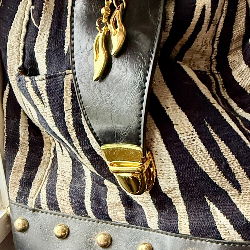 Stylish Zebra print duffle handbag. - Picture 11 of 12